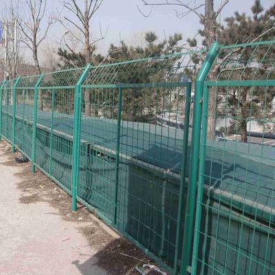 圈地護(hù)欄網(wǎng) 鍍鋅絲浸塑圍墻網(wǎng)的應(yīng)用與內(nèi)蒙古圍場網(wǎng)及勾花網(wǎng)的特點(diǎn)